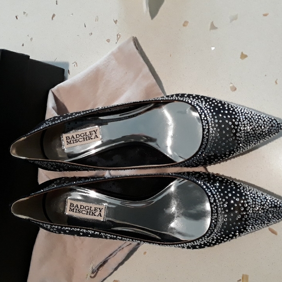 NIB Badgely Mischka EMI pumps in black - Picture 7 of 16